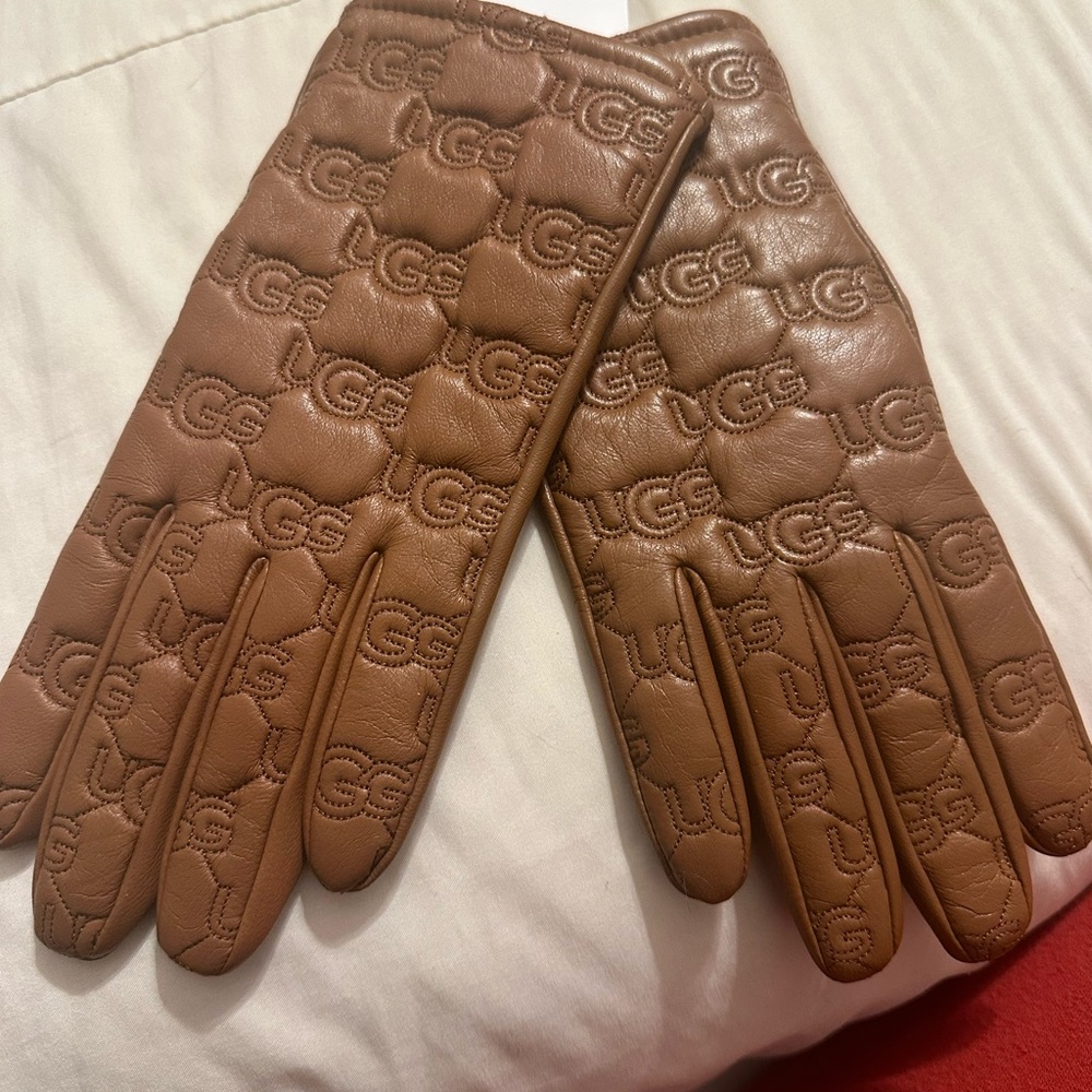 Woman’s UGG gloves